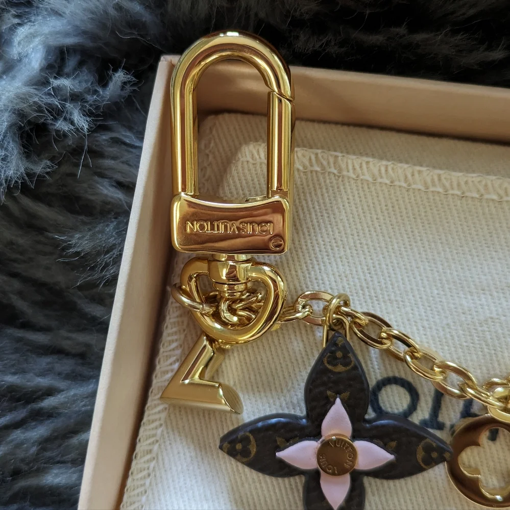 Louis Vuitton Flower Bag Charm. - Picture 10 of 13